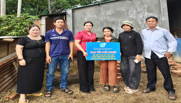 HỘI LIÊN HIỆP PHỤ NỮ XÃ EA NA TRAO VỐN HỖ TRỢ MÔ HÌNH “PHỤ NỮ KHỞI NGHIỆP”